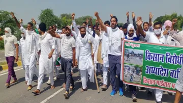 Farmers block roads in Haryana, burn effigies in Punjab; 2 JJP MLAs join protests against farm bills- India TV Hindi