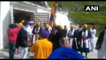 Hemkund sahib opened for devotees । हेमकुंड साहिब के कपाट खुले, तीन महीने देरी से शुरू हुई यात्रा- India TV Hindi