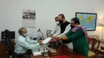 <p>Manoj Jha filing his nomination as joint opposition...- India TV Hindi