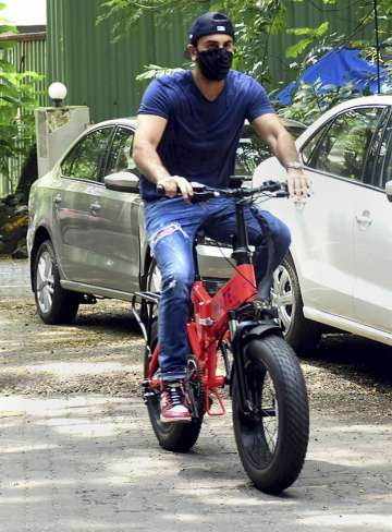 Ranbir Kapoor seen with a cycle of 1 lacs, alia bhatt gifted डेढ़ लाख की  साइकिल के साथ नजर आए रणबीर कपूर, जानिए इसमें ऐसा क्या है खास? - India TV  Hindi News