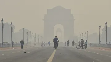 दिल्ली-NCR में बढ़ा वायु प्रदूषण, कई जगहों पर AQI 450 के पार, छाई गहरी धुंध- India TV Hindi