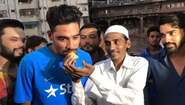 Mohammad Siraj with His Father- India TV Hindi
