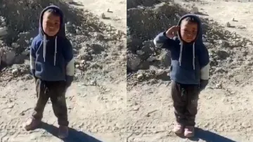 kid who saluted itbp jawans in ladakh rewarded । लद्दाख में जवानों को सलामी देने वाले बच्चे को मिला - India TV Hindi