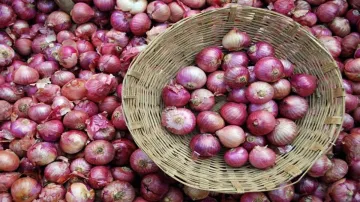 <p>Wholesale onion price at Lasalgaon rose to Rs 7100 per...- India TV Paisa