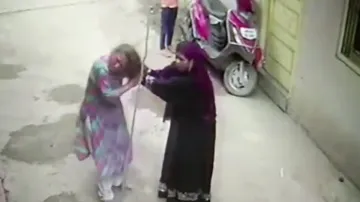 Women thrashes mother-in-law, Women beats mother-in-law, mother-in-law Hyderabad- India TV Hindi