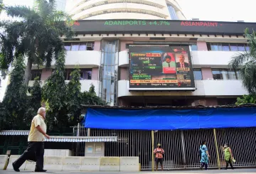 दिवाली के बाद पहली बार खुले शेयर बाजार में रौनक, Sensex पहली बार 44,000 के पार - India TV Paisa
