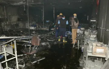 गुजरात: अस्पताल में आग से कोरोना के 5 मरीजों की मौत, कोर्ट ने लिया संज्ञान- India TV Hindi