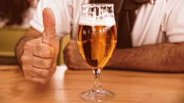 Customer Beer, Customer Beer Tip, Customer Tip 2 Lakh Rupees, 3000 dollars Tip- India TV Hindi