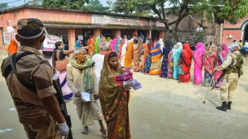 <p>A woman with her newborn baby arrives to cast her vote...- India TV Hindi