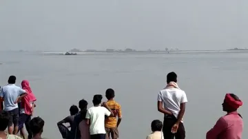 <p>Boat overturned in Ganga River near Bhagalpur </p>- India TV Hindi