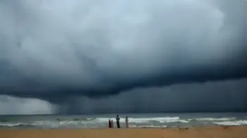 Cyclone Nivar Tamil Nadu Puducherry Bay of bengal latest news । Cyclone Nivar: चक्रवाती तूफान निवार - India TV Hindi
