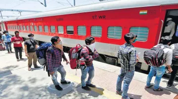 लॉकडाउन के दौरान चलाई गईं श्रमिक स्‍पेशल ट्रेन में सवार होते प्रवासी श्रमिक- India TV Paisa