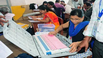 गुजरात विधान सभा उपचुनाव की मतगणना हुई शुरू, 3 सीटों पर भाजपा चल रहे है आगे- India TV Hindi