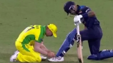 AUS vs IND 1st ODI: David Warner tied Hardik Pandya lace, this touching video went viral- India TV Hindi