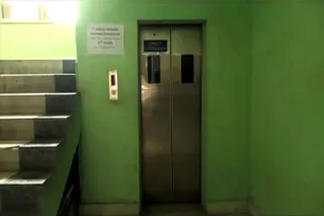 <p>मुंबई: लिफ्ट के गेट...- India TV Hindi