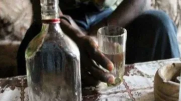 मथुरा में जहरीली शराब पीने से तीन लोगों की मौत, एक शख्स की हालत गंभीर- India TV Hindi