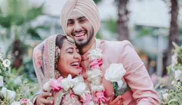  पति रोहनप्रीत सिंग हनीमून के लिए दुबई पहुंची नेहा कक्कड़- India TV Hindi