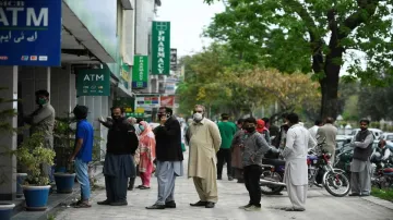 पाकिस्‍तान के एक शहर में बैंक एटीएम के बाहर लाइन लगाकर खड़े नागरिक।- India TV Paisa