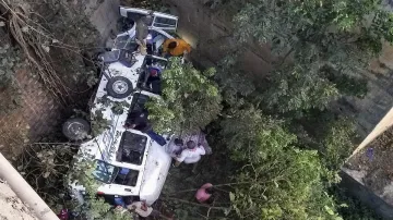 दिवाली पर बड़ा हादसा, पुल से सूखी नदी में गिरी बस, एक ही परिवार के 5 लोगों की मौत- India TV Hindi