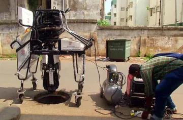 <p>11th class student of Kanpur built air purifier robot</p>- India TV Hindi