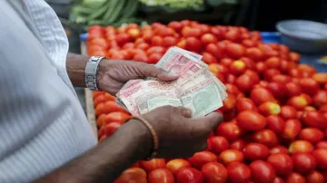 रेहड़ी पर सब्‍जी बेचने वाला विक्रेता पैसे गिनते हुए। - India TV Paisa