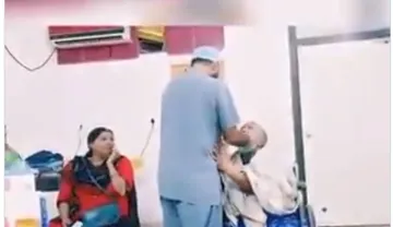 Viral Video:शहीद की मां के लिए बेटा बनकर आया डॉक्टर, गले लगाकर रो पड़ी बुजुर्ग महिला- India TV Hindi