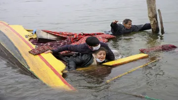 डल झील में भाजपा नेताओं, मीडिया कर्मियों से भरी नौका डूबी- India TV Hindi