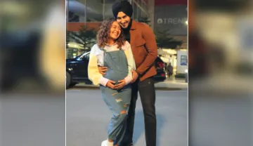 Neha Kakkar is pregnant flaunts baby bump in new pic with husband Rohanpreet Singh- India TV Hindi
