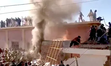 पाकिस्तान में हिंदू मंदिर को 'अल्लाह-ओ-अकबर' का नारा लगाते हुए तोड़ा, आग के हवाले किया- India TV Hindi
