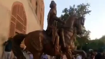 maharaja ranjit singhs statue vandalised second incident in pakistan पाकिस्तान: दोबारा तोड़ी गई शेर-- India TV Hindi