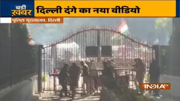 26 जनवरी को दंगाइयों ने दिल्ली पुलिस मुख्यालय पर किया था पथराव, सामने आया वीडियो- India TV Hindi