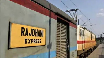 Bengaluru Rajdhani Express train engine catches fire बेंगलुरू जा रही राजधानी एक्सप्रेस के इंजन में म- India TV Hindi