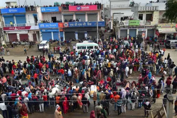 Ghaziabad Shamshan Ghat Hadsa: मृतकों के परिवारों को मिलेंगे 10-10 लाख रुपये, घायलों को मिलेगी सरकार- India TV Hindi