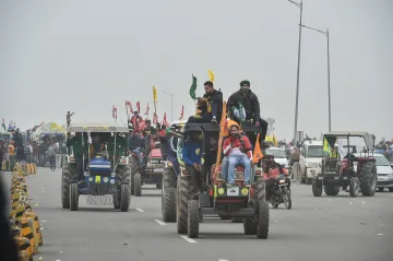 Farmers Protest: किसानों ने ट्रैक्टर रैली निकालकर दिखाई 'ताकत', कहा- '26 जनवरी की तैयारी है'- India TV Hindi