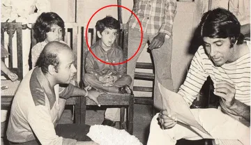 अमिताभ बच्चन ने शेयर की पहले गाने के रियर्सल की फोटो, साथ बैठे बच्चे को पहचानते है?- India TV Hindi