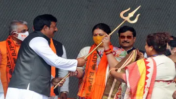 BJP leaders present a memento to Union Minister Smriti Irani during the party's public rally at Domu- India TV Hindi
