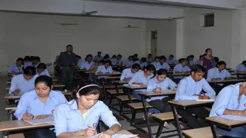 10वीं और 12वीं के छात्रों के लिए बड़ा अपडेट, शिक्षा मंत्रालय करेगा यह काम?- India TV Hindi