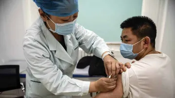 चीन में 2.27 करोड़ लोगों को कोरोना वायरस टीके की खुराक दी गई- India TV Hindi