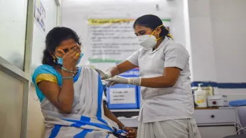 India Corona Vaccination news health ministry says 165714 people were vaccinated on first day- India TV Hindi