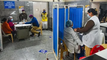 दिल्ली में कोरोना टीका केंद्रों की संख्या घटाकर 75 की गई: सूत्र- India TV Hindi