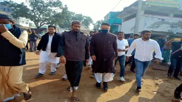 AIMIM Assaduddin Owaisi reaches furfura sharif meets Muslim leader Abbas Siddiqui अचानक बंगाल पहुंचे- India TV Hindi
