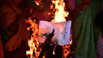 Farmers' Protest: Agitators burn copies of agri laws in Lohri bonfire at protest sites- India TV Hindi
