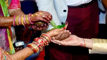 Bride Marries Guest After Groom Runs away from wedding In Karnataka - India TV Hindi