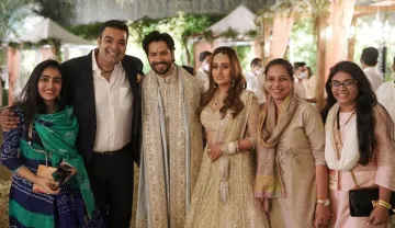 वरुण धवन ने शादी के बाद मिल रहे प्यार के लिए फैंस को कहा शुक्रिया, शेयर की नताशा के साथ तस्वीर- India TV Hindi