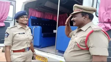 <p>circle inspector father proudly salutes his dsp daughter...- India TV Hindi