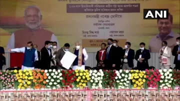 PM Narendra Modi gift to indigenous people of Assam प्रधानमंत्री नरेंद्र मोदी ने असम के भूमिहीन मूल - India TV Hindi