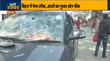 पटना: बोर्ड परीक्षा पेपर लीक मामले पर छात्रों में गुस्सा, एएन कॉलेज के पास भारी हंगामा, कई गाड़ियों - India TV Hindi