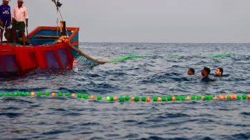 समुद्र में कूदे मछुआरे तो राहुल गांधी ने भी लगा दी छलांग- India TV Hindi