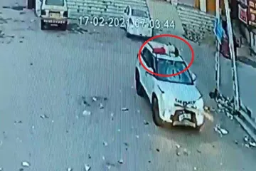 <p>टक्कर से युवक गाड़ी...- India TV Hindi