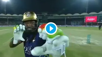 क्रिस गेल गुगली-गुगली गाने पर बल्लेबाजी के दौरान शानदार अंदाज में डांस करते नजर आए। जिसका विडियो सोश- India TV Hindi